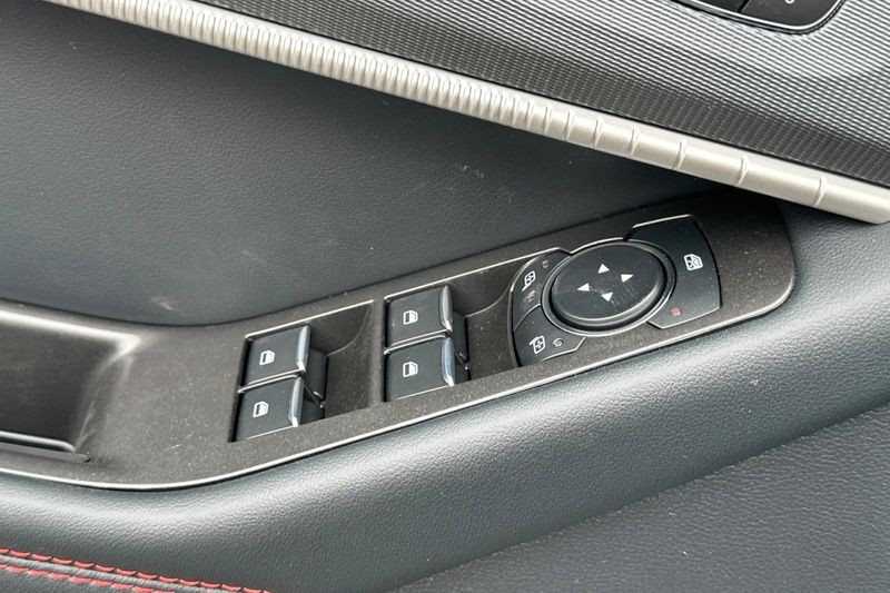 Ford Explorer Vehicle Full-screen Gallery Image 11