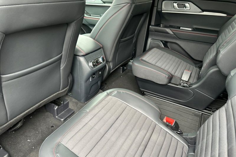 Ford Explorer Vehicle Full-screen Gallery Image 12