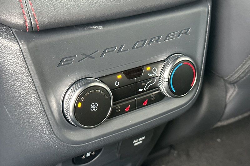 Ford Explorer Vehicle Full-screen Gallery Image 13