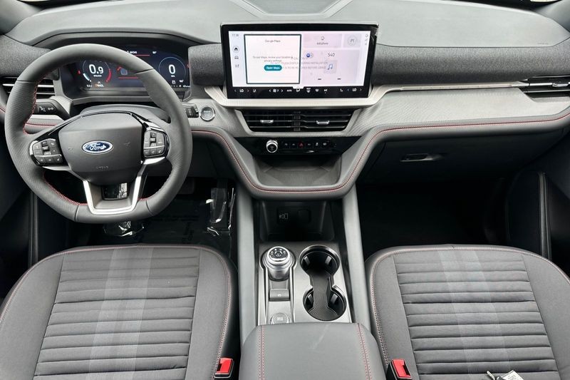 Ford Explorer Vehicle Full-screen Gallery Image 14