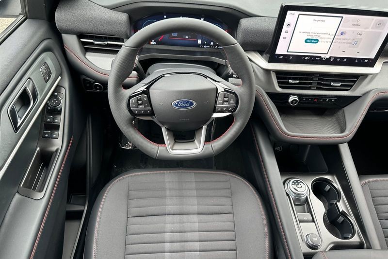 Ford Explorer Vehicle Full-screen Gallery Image 15
