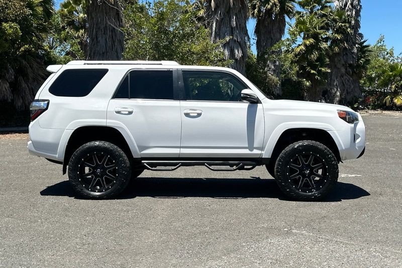 Toyota 4Runner Vehicle Full-screen Gallery Image 02