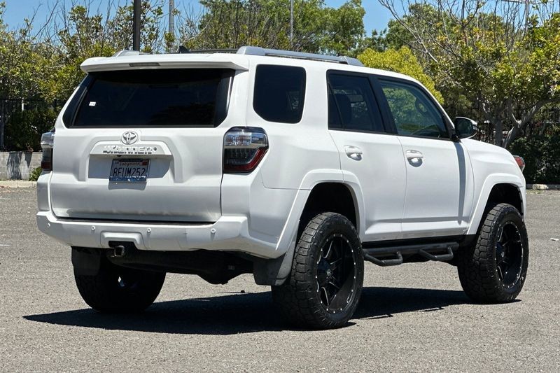Toyota 4Runner Vehicle Full-screen Gallery Image 03