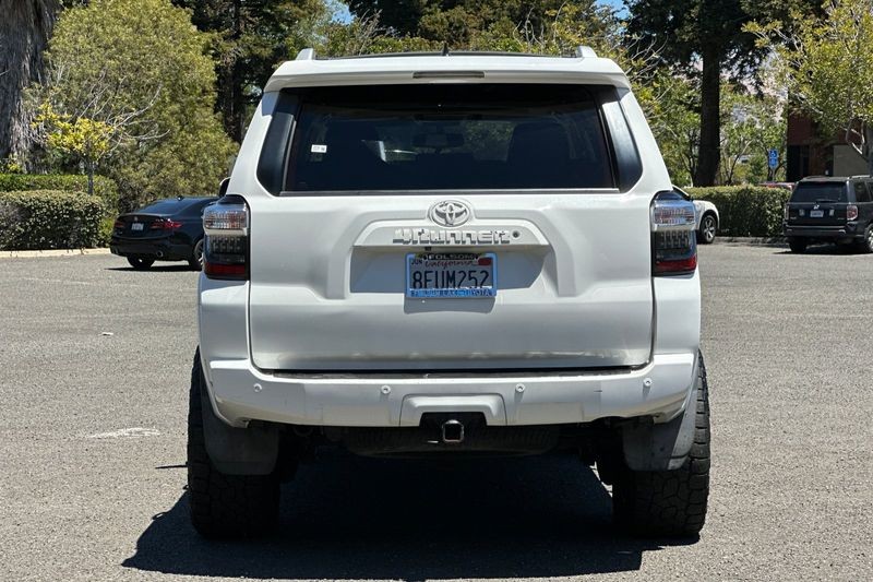 Toyota 4Runner Vehicle Full-screen Gallery Image 04
