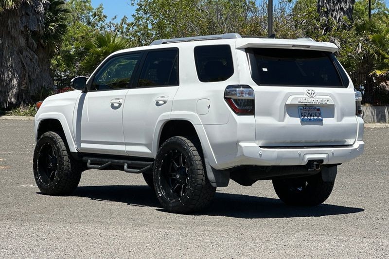 Toyota 4Runner Vehicle Full-screen Gallery Image 05