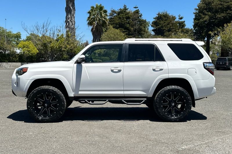 Toyota 4Runner Vehicle Full-screen Gallery Image 07