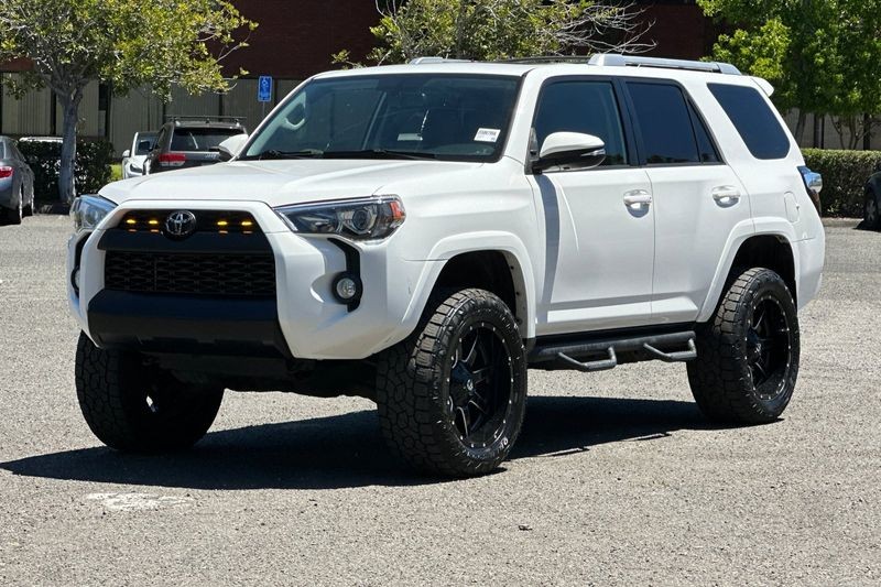 Toyota 4Runner Vehicle Full-screen Gallery Image 08