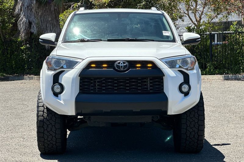 Toyota 4Runner Vehicle Full-screen Gallery Image 09