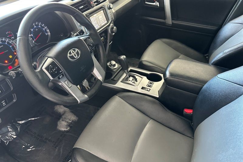 Toyota 4Runner Vehicle Full-screen Gallery Image 10