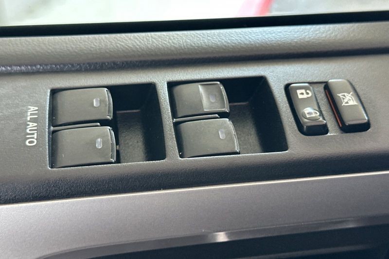Toyota 4Runner Vehicle Full-screen Gallery Image 12