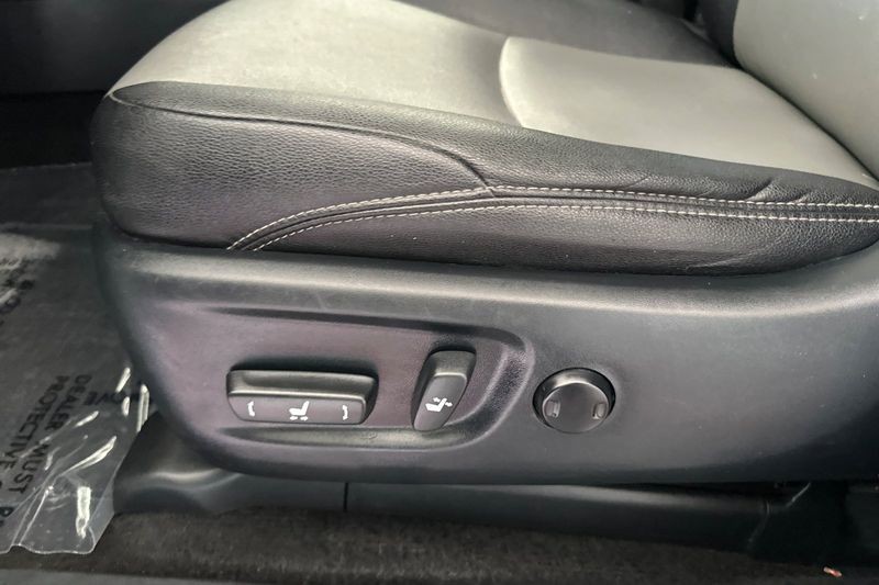 Toyota 4Runner Vehicle Full-screen Gallery Image 13