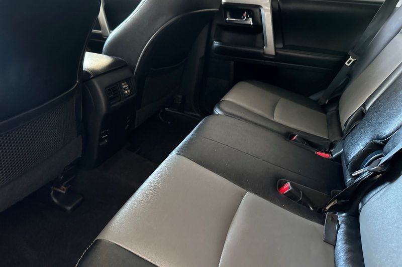 Toyota 4Runner Vehicle Full-screen Gallery Image 14