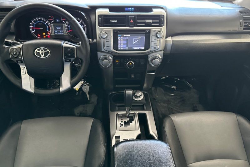Toyota 4Runner Vehicle Full-screen Gallery Image 15
