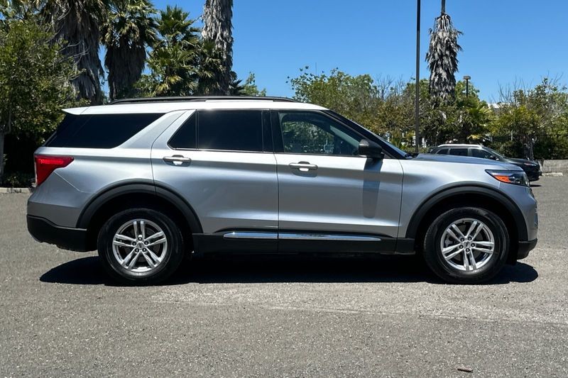 Ford Explorer Vehicle Full-screen Gallery Image 02