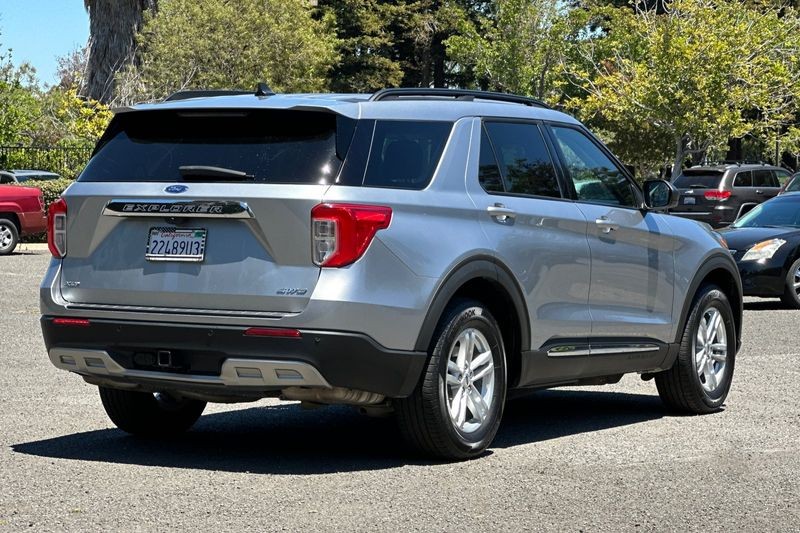 Ford Explorer Vehicle Full-screen Gallery Image 03