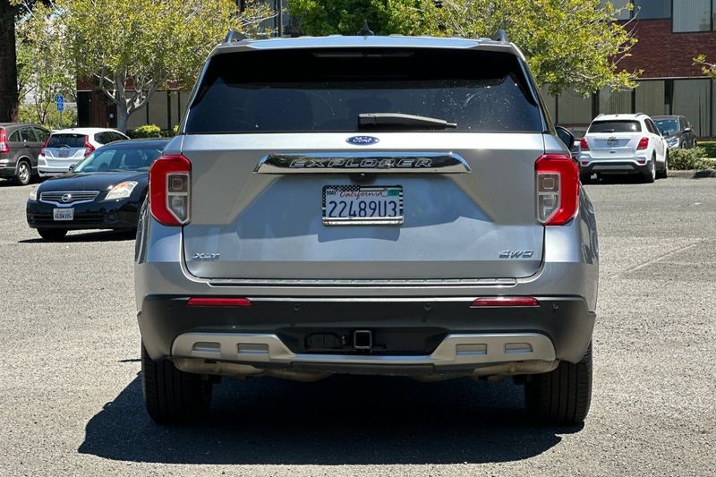 Ford Explorer Vehicle Full-screen Gallery Image 04