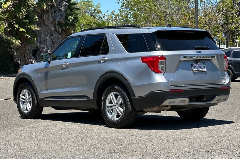 Ford Explorer Vehicle Full-screen Gallery Image 05