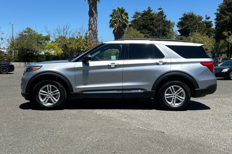 Ford Explorer Vehicle Full-screen Gallery Image 07