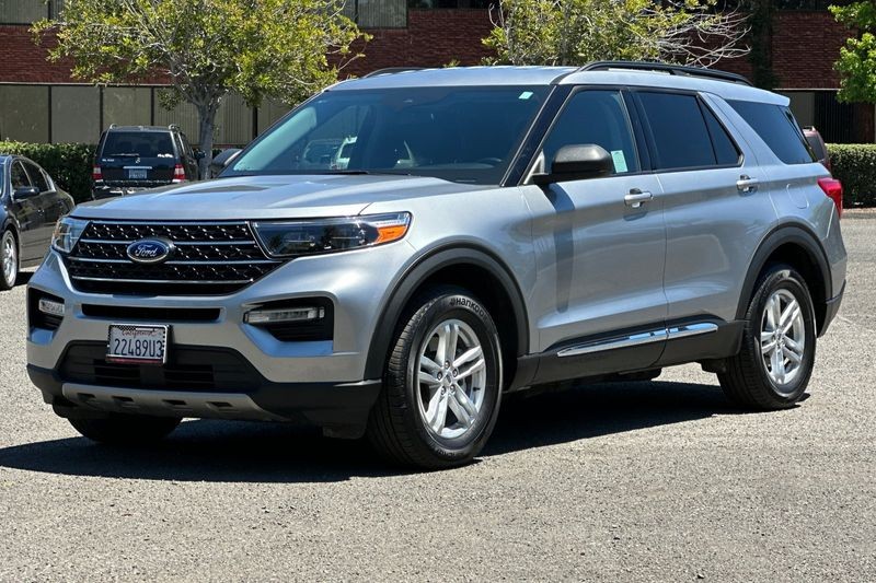 Ford Explorer Vehicle Full-screen Gallery Image 08