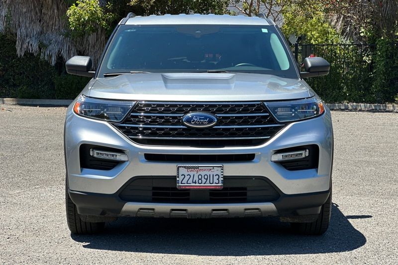 Ford Explorer Vehicle Full-screen Gallery Image 09