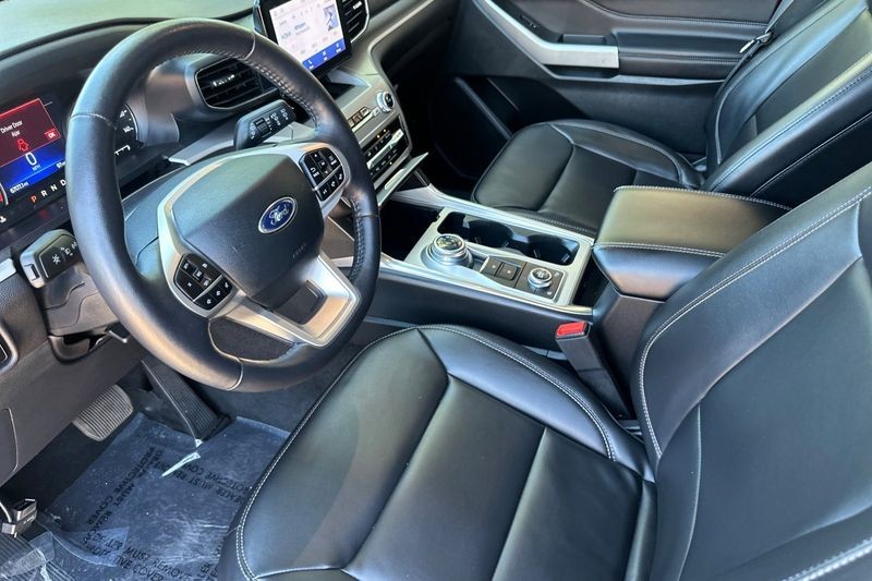 Ford Explorer Vehicle Full-screen Gallery Image 10
