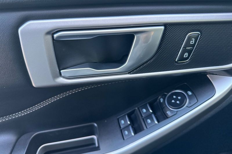 Ford Explorer Vehicle Full-screen Gallery Image 11