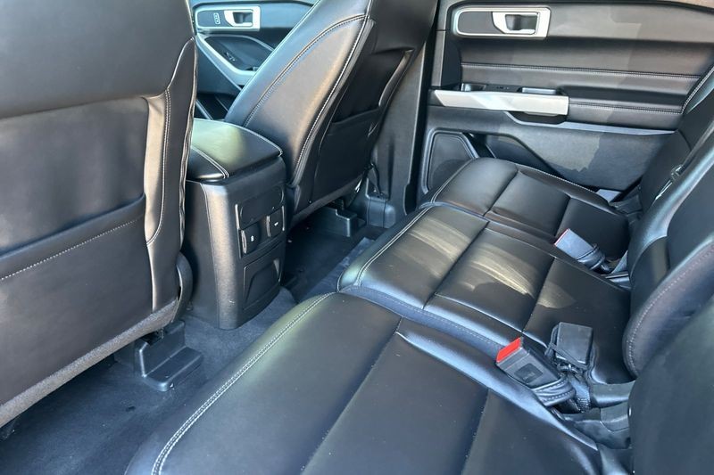 Ford Explorer Vehicle Full-screen Gallery Image 14