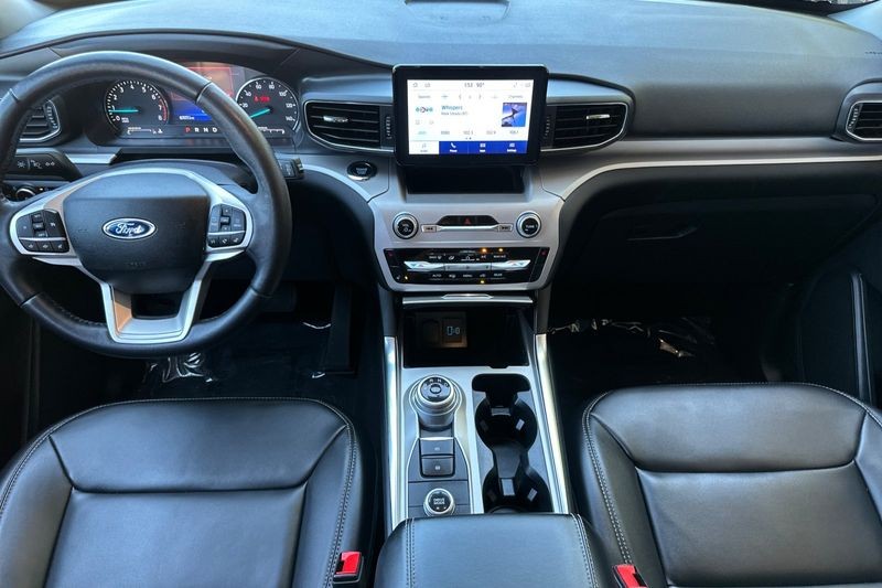 Ford Explorer Vehicle Full-screen Gallery Image 15