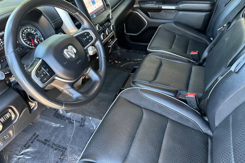 Ram 1500 Vehicle Full-screen Gallery Image 09