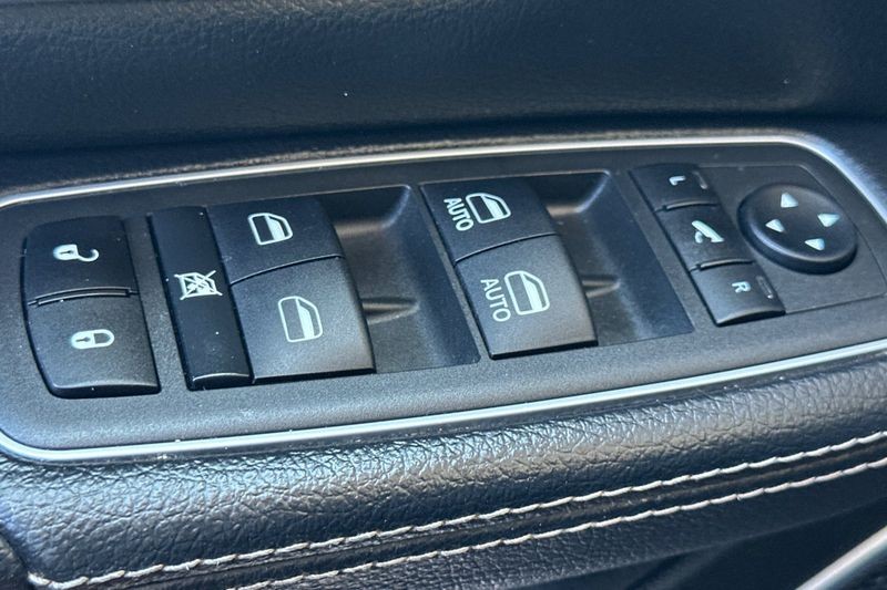 Ram 1500 Vehicle Full-screen Gallery Image 11
