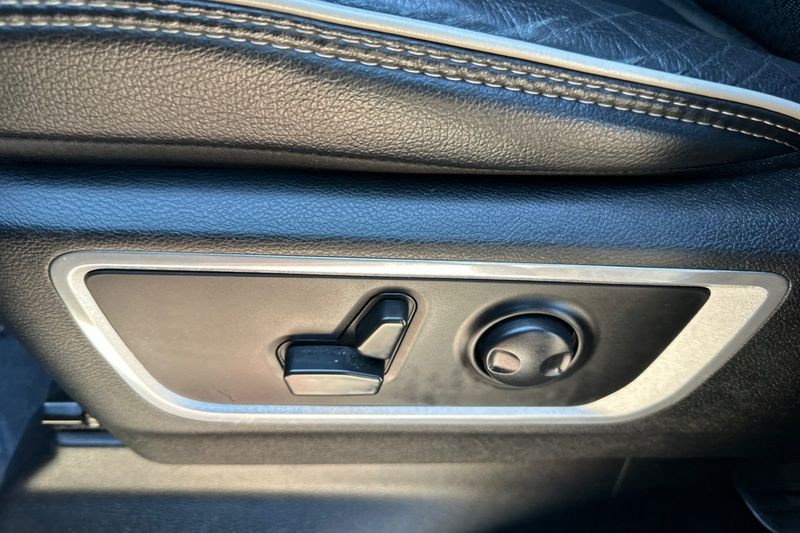 Ram 1500 Vehicle Full-screen Gallery Image 12