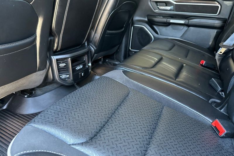 Ram 1500 Vehicle Full-screen Gallery Image 13
