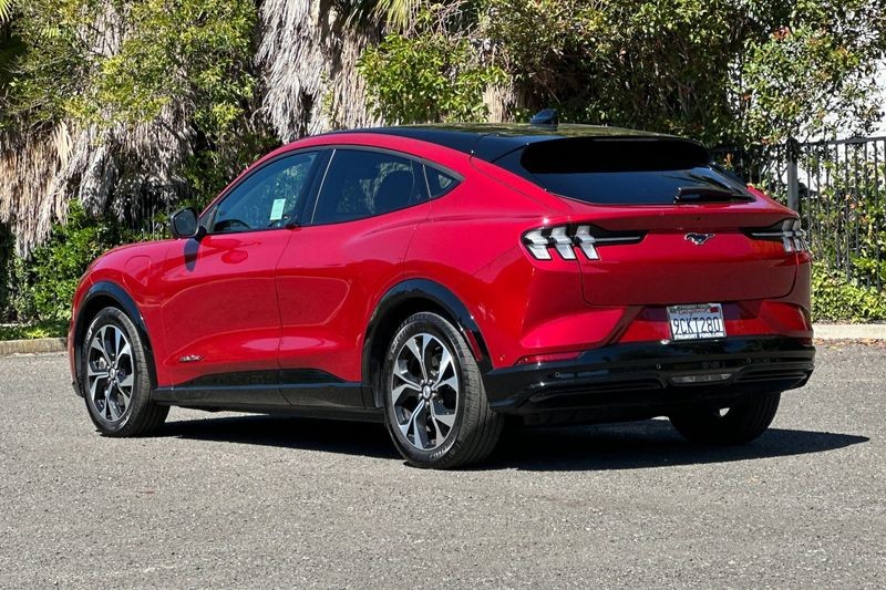 Ford Mustang Mach-E Vehicle Full-screen Gallery Image 05