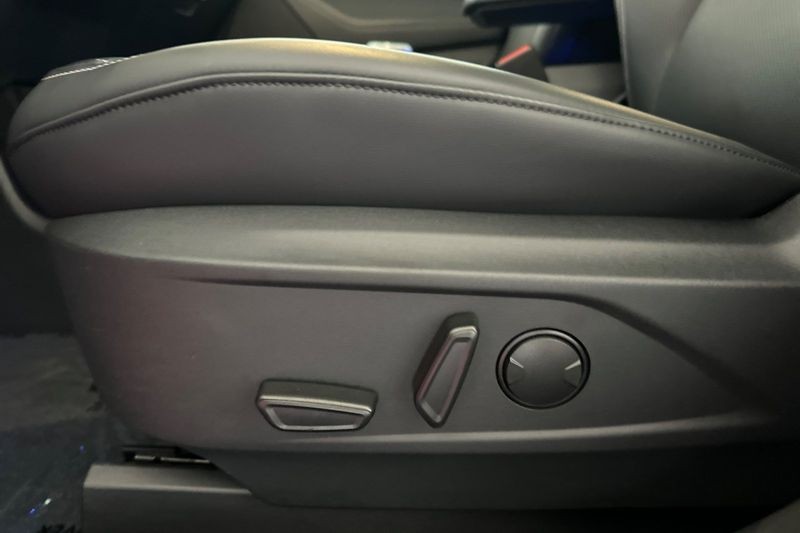 Ford Mustang Mach-E Vehicle Full-screen Gallery Image 13