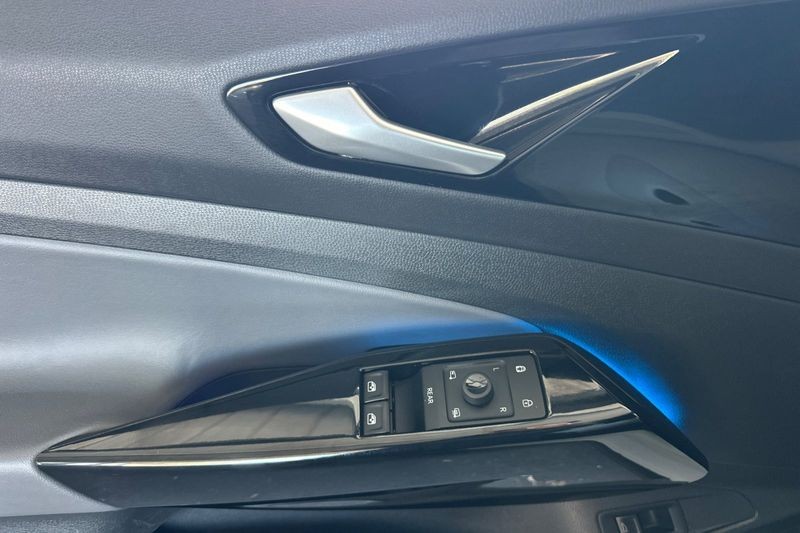Volkswagen ID.4 Vehicle Full-screen Gallery Image 11