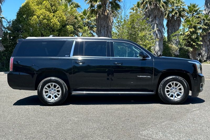 GMC Yukon XL Vehicle Full-screen Gallery Image 02