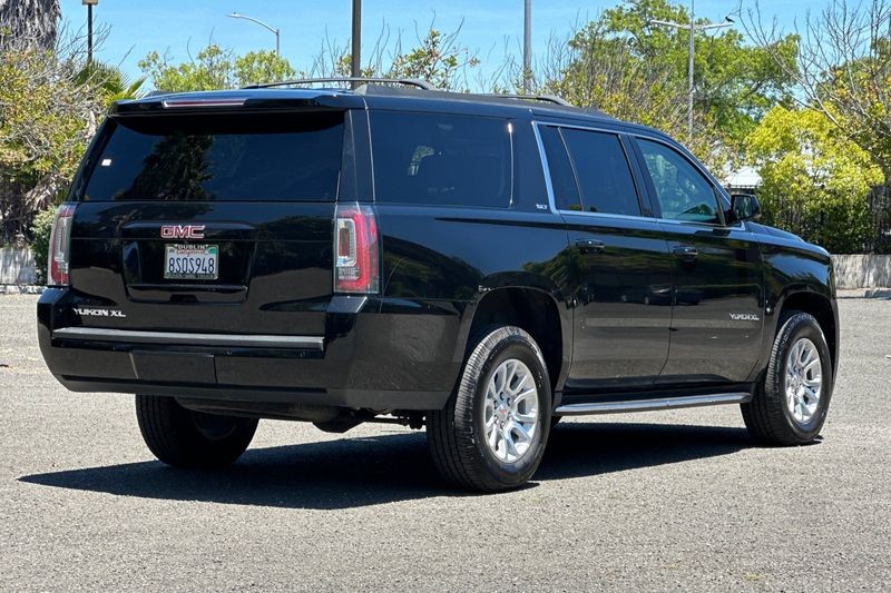 GMC Yukon XL Vehicle Full-screen Gallery Image 03