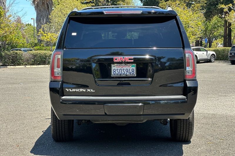 GMC Yukon XL Vehicle Full-screen Gallery Image 04