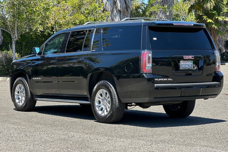 GMC Yukon XL Vehicle Full-screen Gallery Image 05