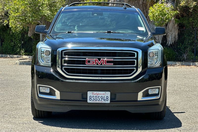 GMC Yukon XL Vehicle Full-screen Gallery Image 09