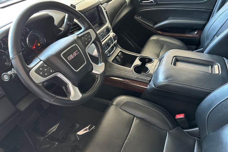 GMC Yukon XL Vehicle Full-screen Gallery Image 10