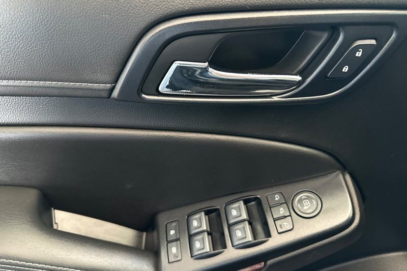 GMC Yukon XL Vehicle Full-screen Gallery Image 11