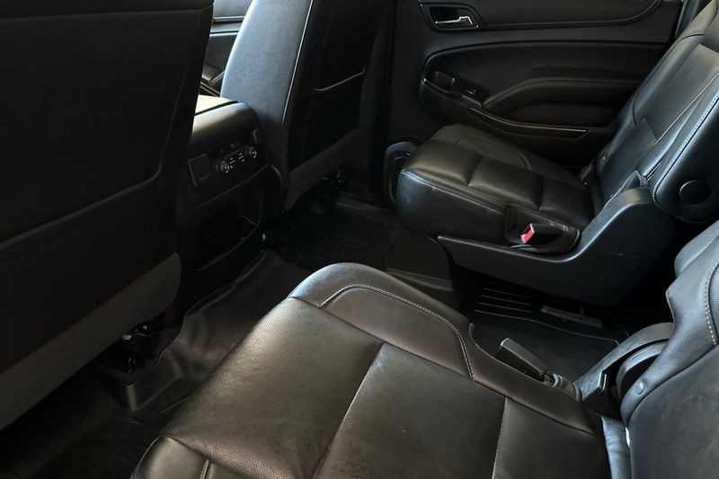 GMC Yukon XL Vehicle Full-screen Gallery Image 14