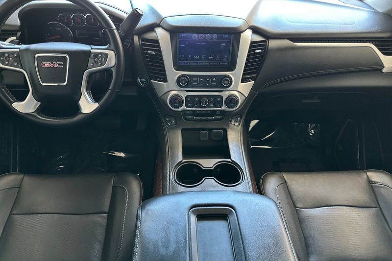 GMC Yukon XL Vehicle Full-screen Gallery Image 15