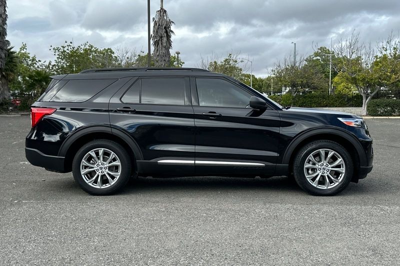 Ford Explorer Vehicle Full-screen Gallery Image 02