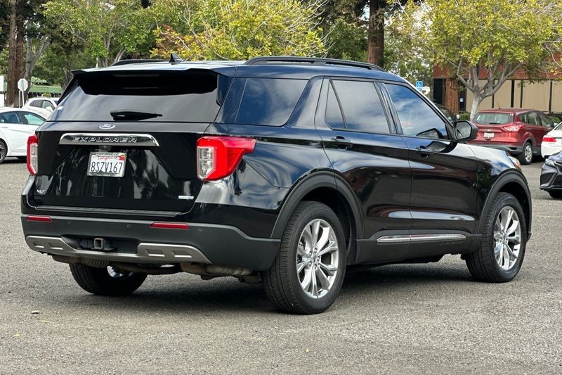 Ford Explorer Vehicle Full-screen Gallery Image 03