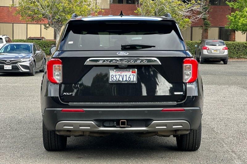 Ford Explorer Vehicle Full-screen Gallery Image 04