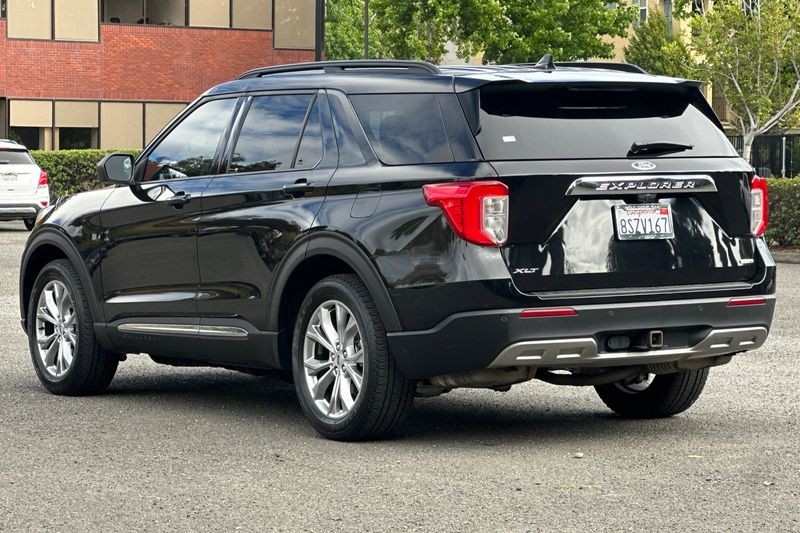 Ford Explorer Vehicle Full-screen Gallery Image 05