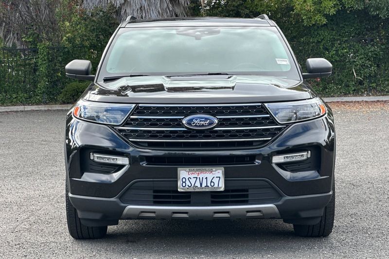 Ford Explorer Vehicle Full-screen Gallery Image 09