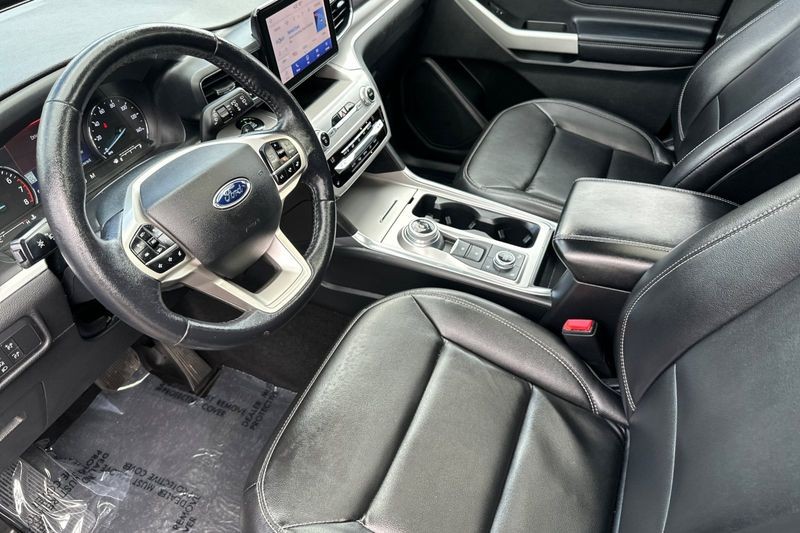 Ford Explorer Vehicle Full-screen Gallery Image 10